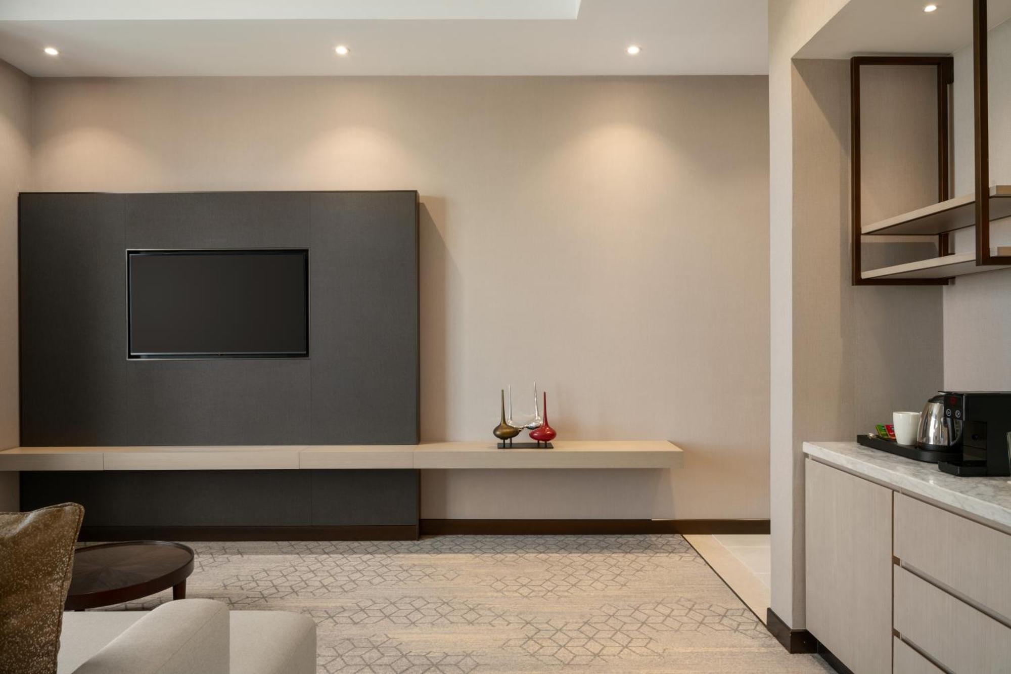 Ramada By Wyndham Riyadh King Fahd Road Exterior foto A living room at the hotel