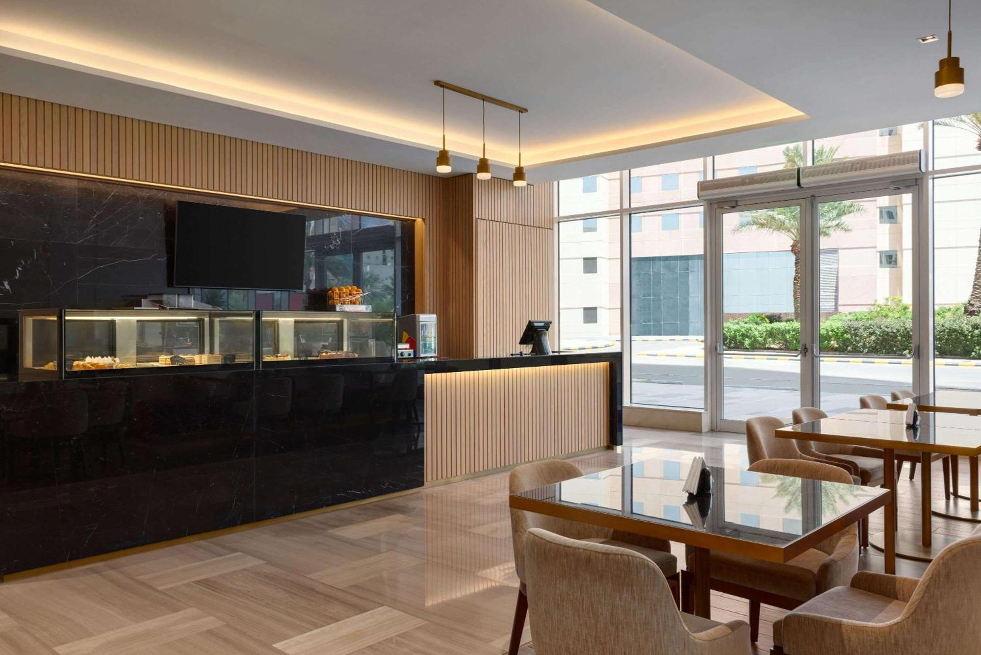 Ramada By Wyndham Riyadh King Fahd Road Exterior foto The Lounge at KLIA