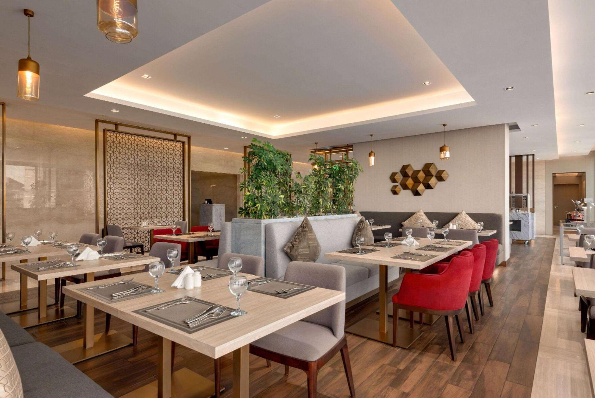 Ramada By Wyndham Riyadh King Fahd Road Exterior foto The restaurant