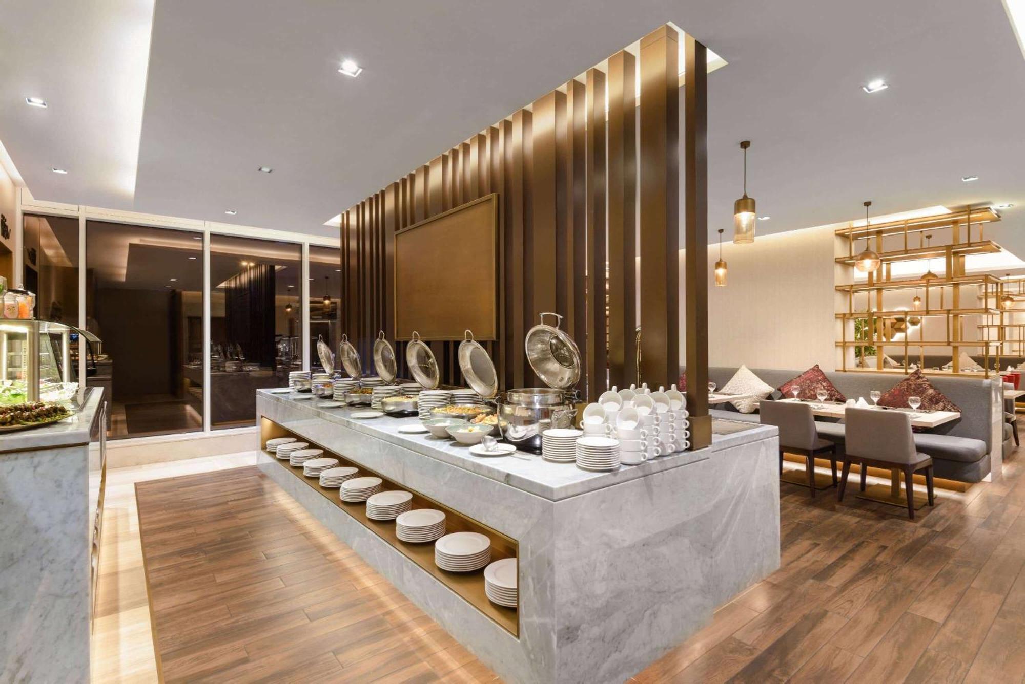Ramada By Wyndham Riyadh King Fahd Road Exterior foto The restaurant