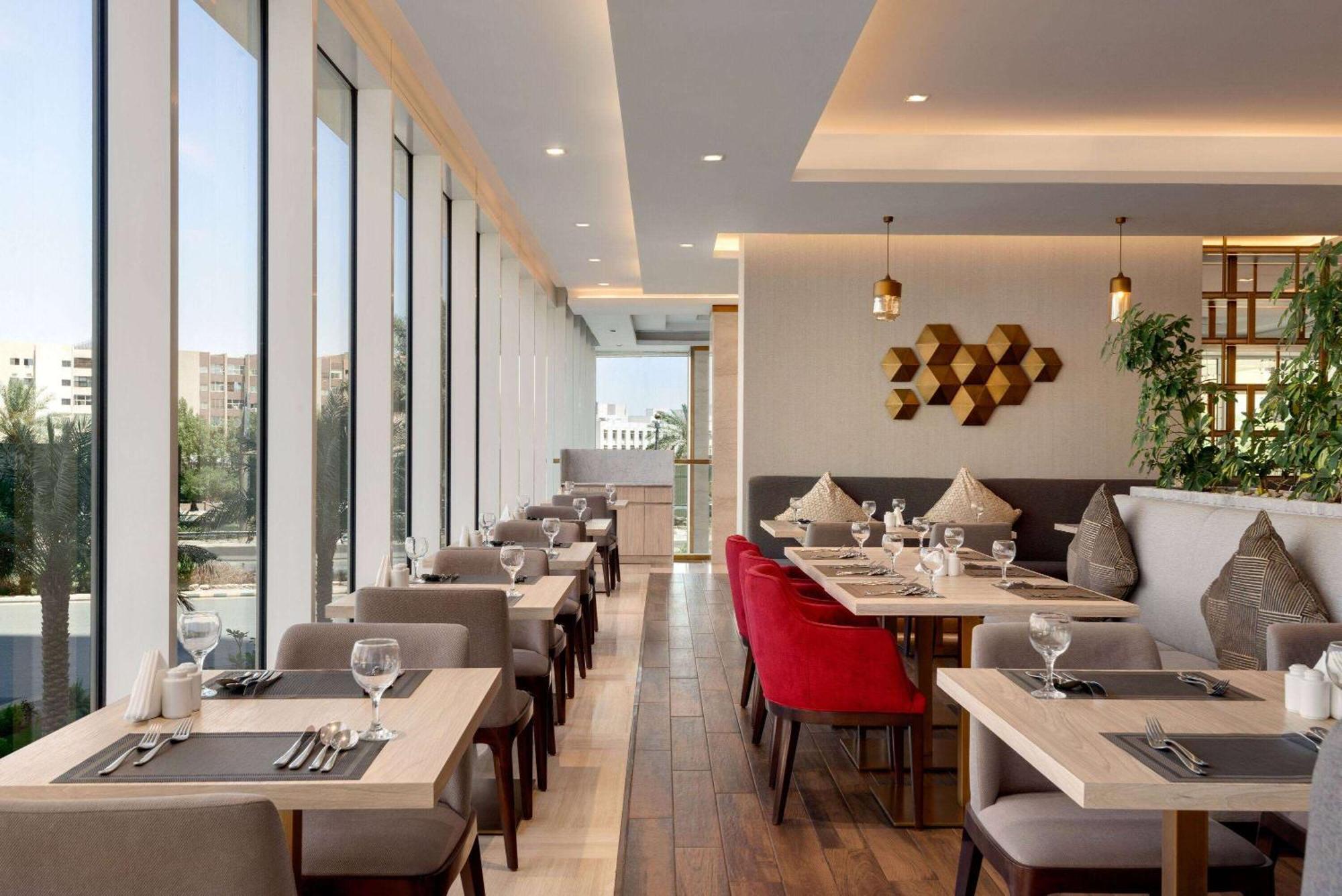 Ramada By Wyndham Riyadh King Fahd Road Exterior foto The restaurant
